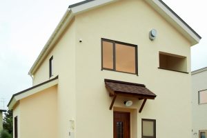 塗り壁と切妻屋根の家