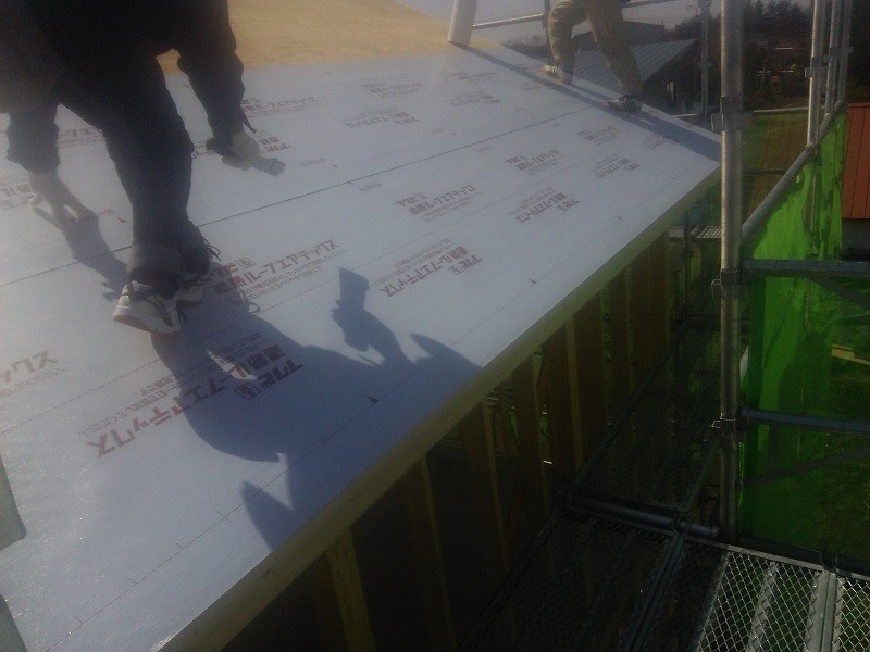 (旭川近郊の工務店ならミヤザキホーム）野地板完了　屋根ルーフィング施工
