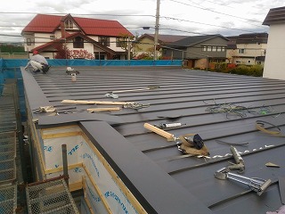 屋根板金ほぼ完成(旭川近郊の工務店ならミヤザキホーム）