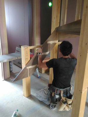 階段取付作業（旭川近郊の工務店ならミヤザキホーム）