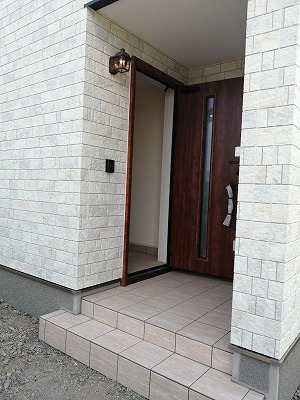 玄関ポーチのタイル施工（旭川近郊の工務店ならミヤザキホーム）